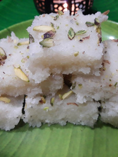 नारियल बर्फी (Nariyal barfi recipe in hindi) रेसिपी मुख्य फोटो