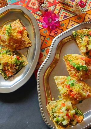 A picture of Hummus pesto papad bites.