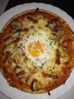 Una foto de Pizza de bacon y champiñones