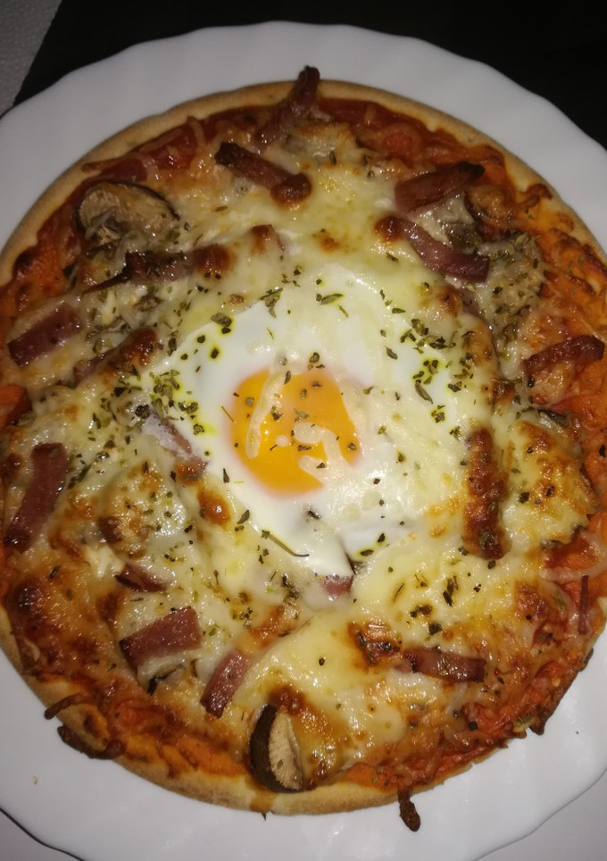 Una foto de Pizza de bacon y champiñones