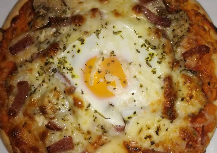 Pizza de bacon y champiñones