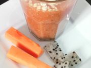 Una foto de licuado de avena y papaya