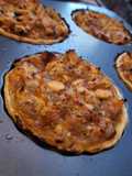 Mini tarta de tinga de pollo y panceta
