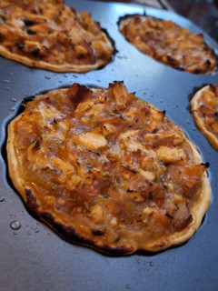 Una foto de Mini tarta de tinga de pollo y panceta