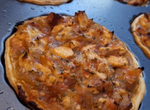 Una foto de Mini tarta de tinga de pollo y panceta