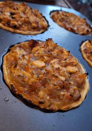 Una foto de Mini tarta de tinga de pollo y panceta