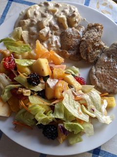 Una foto de Solomillo de cerdo con ensalada de frutas y salsa de paté y manzanas