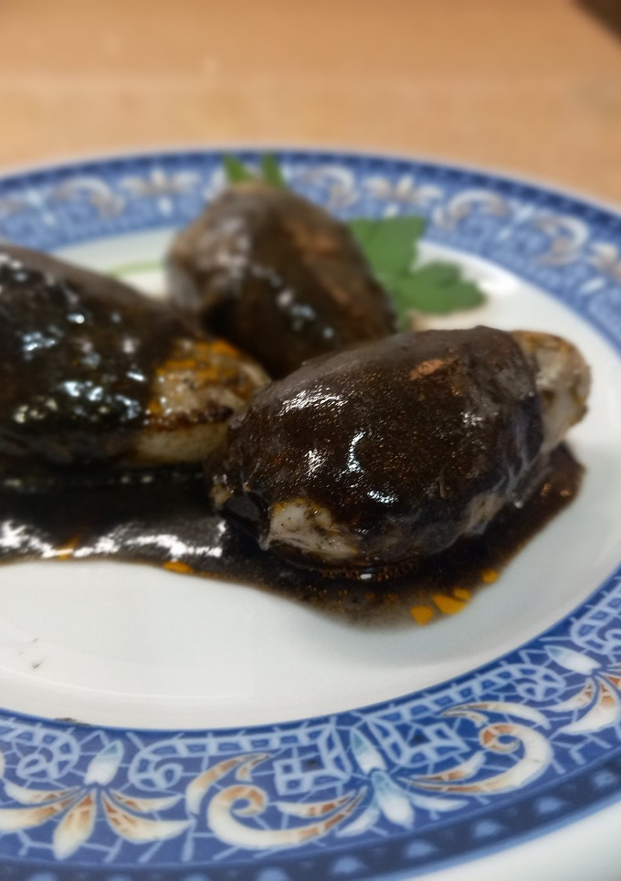 Una foto de Chipirones del cantábrico rellenos en su tinta a la bilbaina