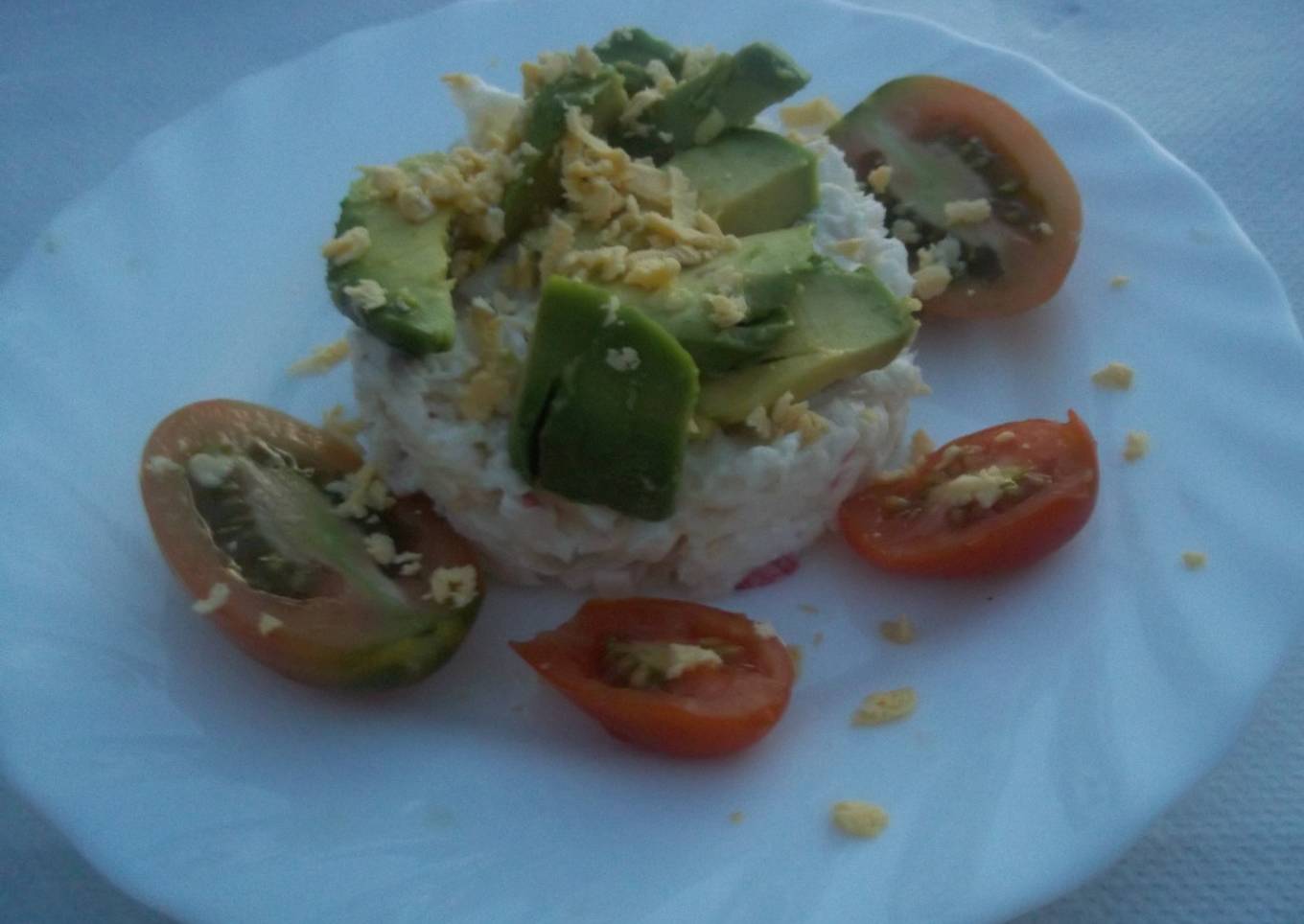 Ensaladilla de merluza con bocas de mar y aguacate <br />