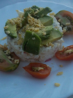 Una foto de Ensaladilla de merluza con bocas de mar y aguacate