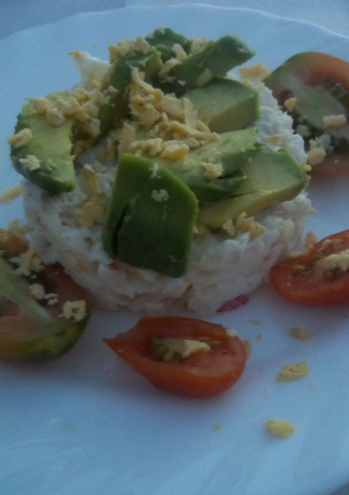Una foto de Ensaladilla de merluza con bocas de mar y aguacate