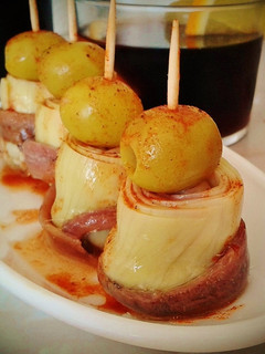 Una foto de Banderillas de alcachofas, anchoas, aceitunas y salsa espinaler