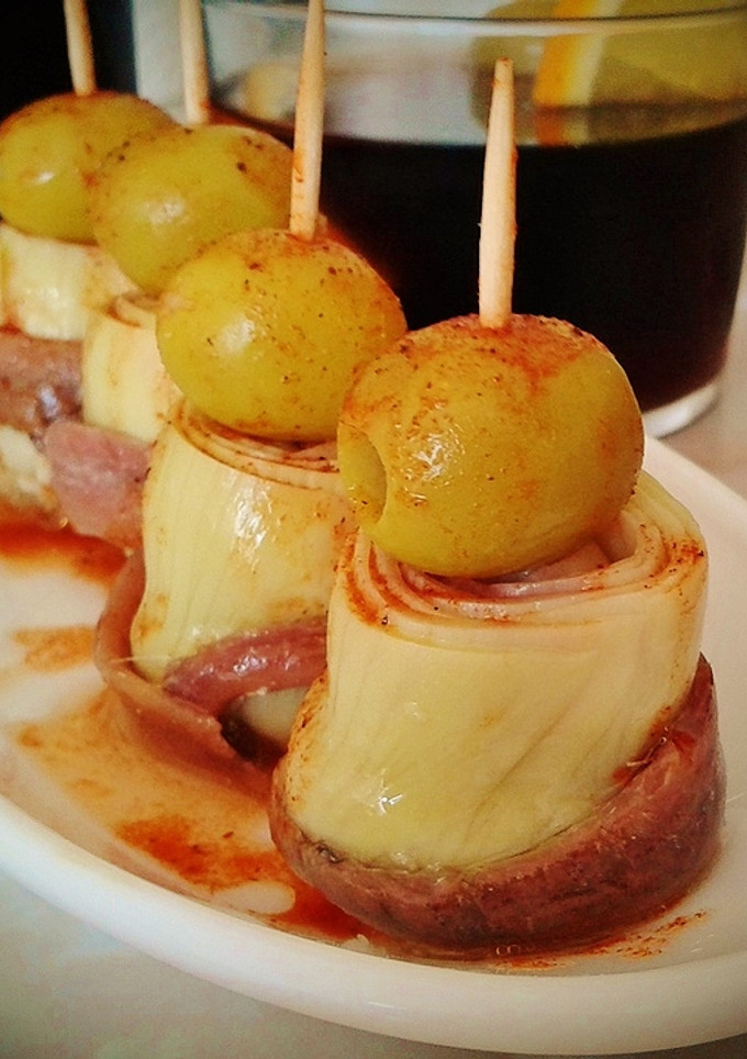 Una foto de Banderillas de alcachofas, anchoas, aceitunas y salsa espinaler