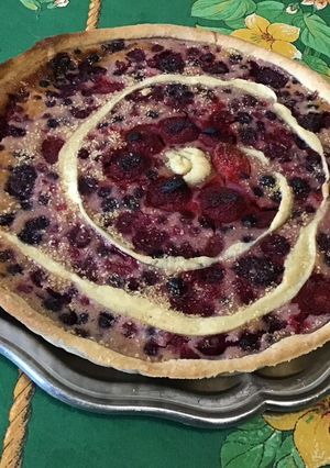 Une photo de Tarte aux fruits rouges du jardin (groseilles, fraises, framboises, mûres et cassis)