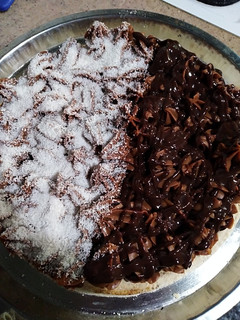 Una foto de Tarta de dulce de leche con coco y chocolate. Bien para un café