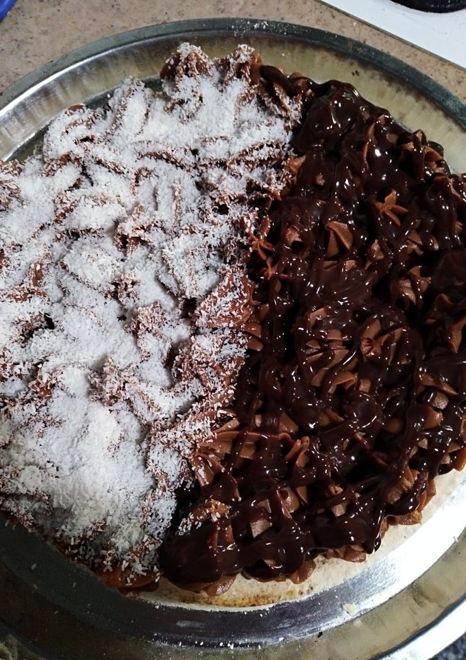 Una foto de Tarta de dulce de leche con coco y chocolate. Bien para un café
