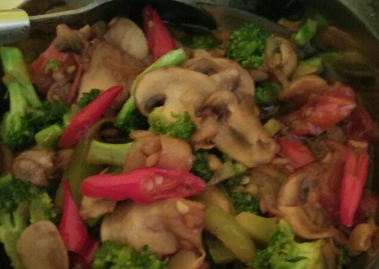 Cara Gampang Menyiapkan Cah brokoli jamur yang Lezat