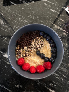 Una foto de Porridge con frutos rojos ❤️