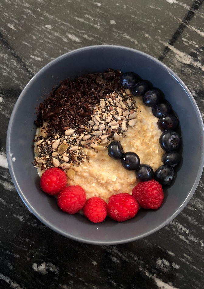Una foto de Porridge con frutos rojos ❤️
