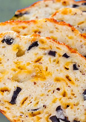 Una foto de Budín de queso y aceitunas