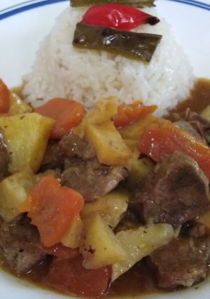 Una foto de Carne en salsa de zanahorias, bacon y masss!!!
