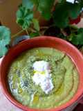 Vellutata di piselli con stracciatella e semi di papavero