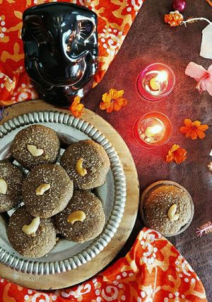 મલ્ટી ગ્રેઇન ચૂરમા ના લાડુ (Multi Grain Churma Ladoo Recipe In Gujarati) રેસીપી મુખ્ય ફોટો