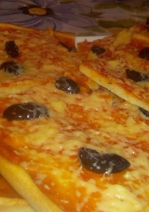 صورة لوصفة بيتزا بالسميد بدون اختمار