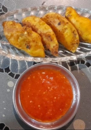 A picture of Vegetable Fried Momos with Chutney.