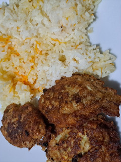 Una foto de Arroz con fritos de jurel