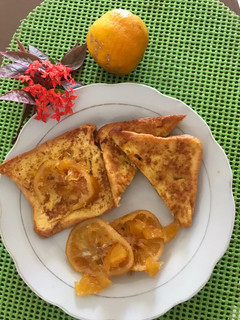 Una foto de Tostadas francés acompañada de dulce de naranja y piña