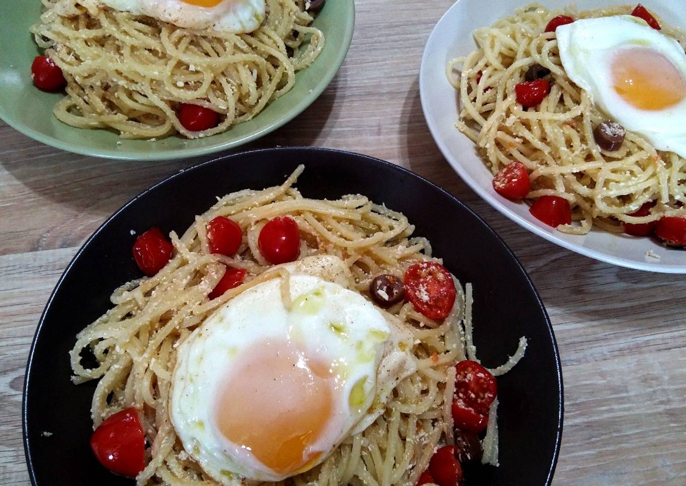 Spaghetti with eggs, tomatoes and olives