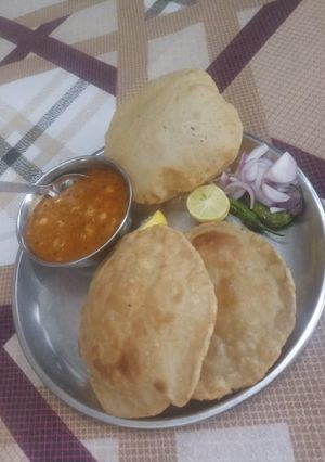 A picture of Puri cholle.