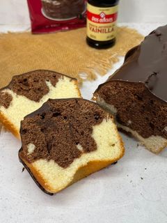 Una foto de Budín marmolado fácil