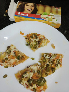 சீஸ் வெஜ் பீட்சா(cheesy veg pizza recipe in tamil) செய்முறை முக்கிய புகைப்படம்