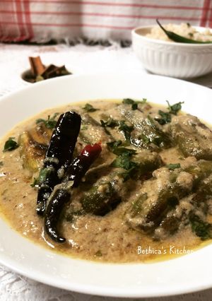 A picture of Potoler Rezala (Parwal / Pointed Gourd Curry).