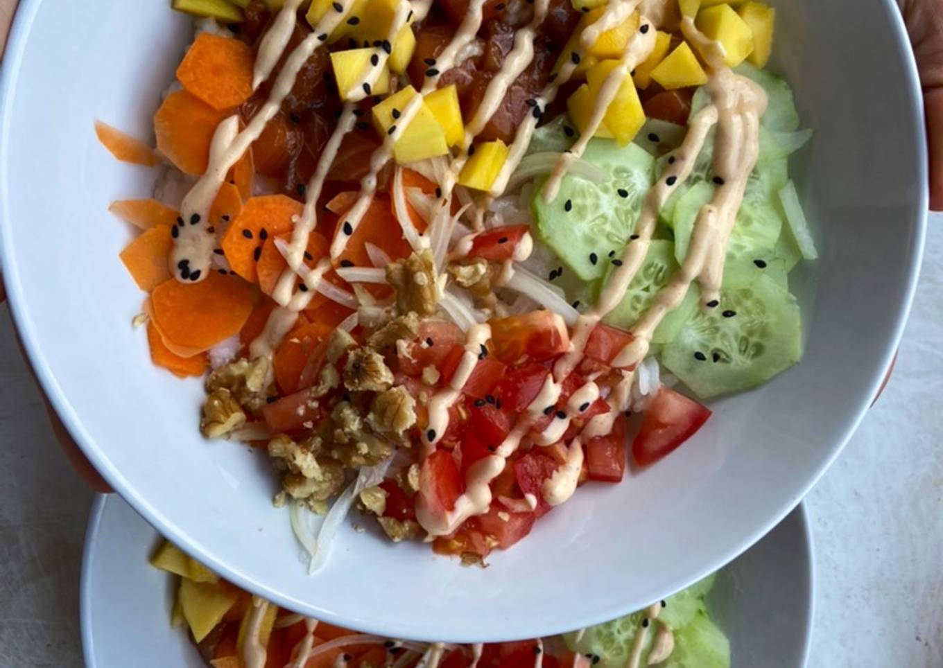 Poke de salmón con mayonesa japonesa