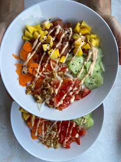 Una foto de Poke de salmón con mayonesa japonesa