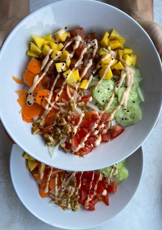Una foto de Poke de salmón con mayonesa japonesa