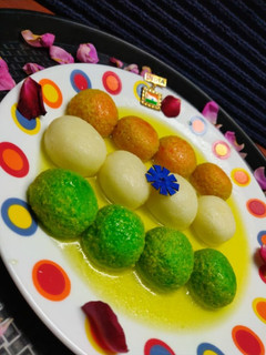 तिरंगी रोशोगुल्ला.. (tiranga rasgulla recipe in marathi) रेसिपी चे मुख्य फोटो