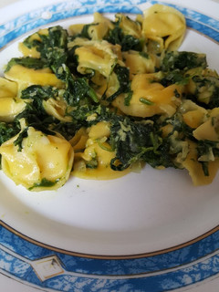 Una foto de Tortelloni de queso con espinacas