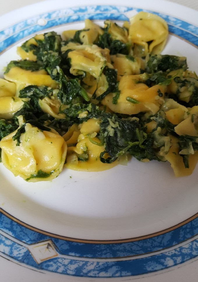 Una foto de Tortelloni de queso con espinacas