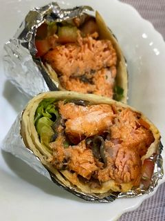 Gambar Spicy Grilled Salmon Wrap