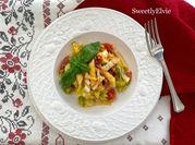 Una foto di lattuga insalata e tonno