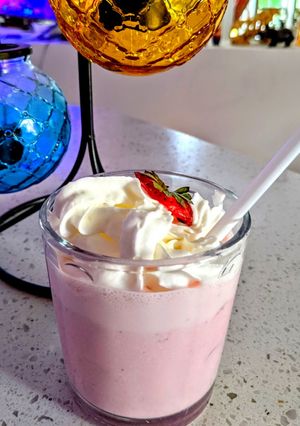 স্ট্রবেরি স্মুথি (Strawberry smoothie recipe in Bengali) রেসিপির প্রধান ছবি
