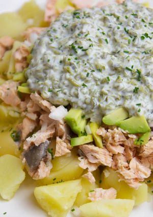 Una foto de Ensaladilla de salmón y aguacate