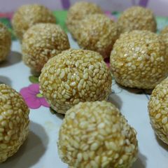 A picture of Til ke ladoo.