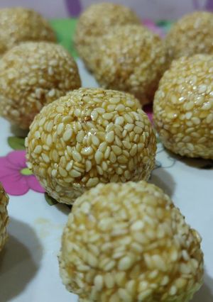 A picture of Til ke ladoo.