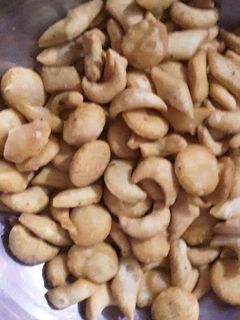 नमक पारे (namak pare recipe in Hindi) रेसिपी मुख्य फोटो