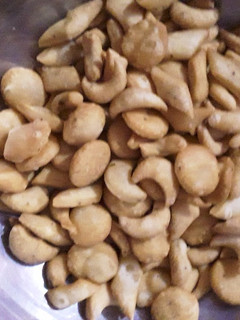 नमक पारे (namak pare recipe in Hindi) रेसिपी मुख्य फोटो